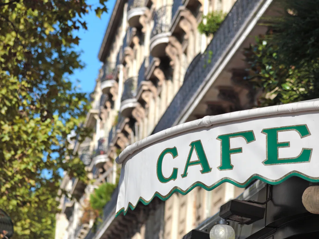 Toldo de un negocio de barrio con su nombre rotulado