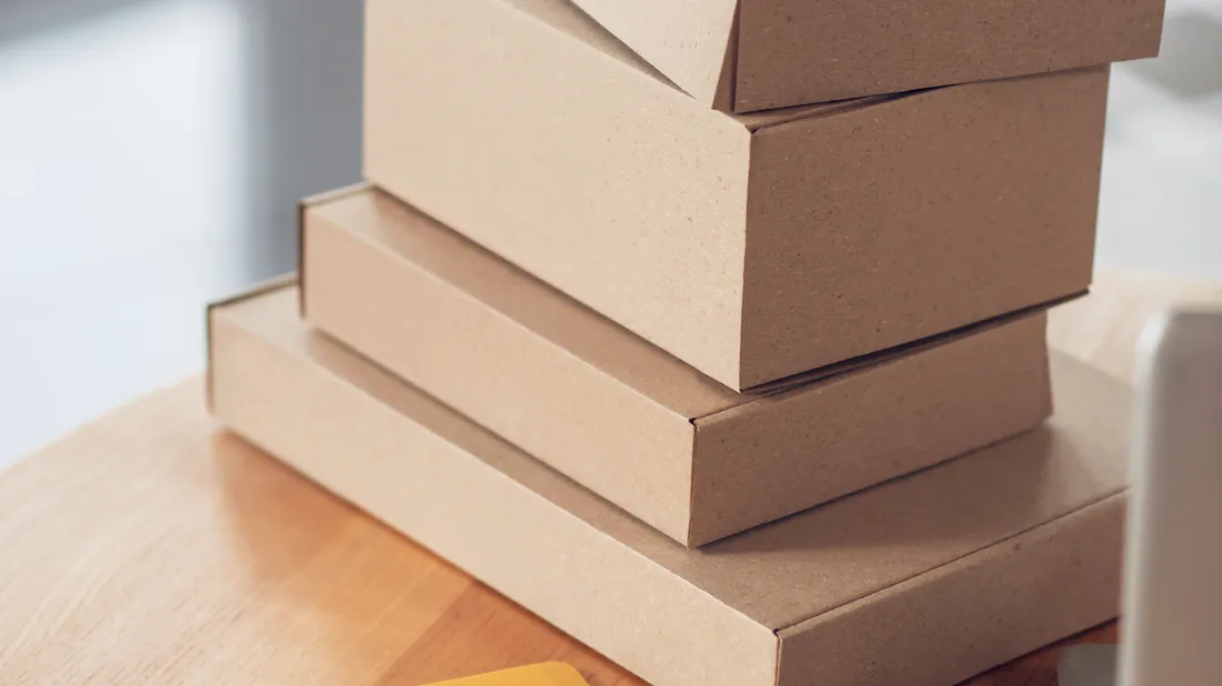 Cajas de envío apiladas sobre la mesa