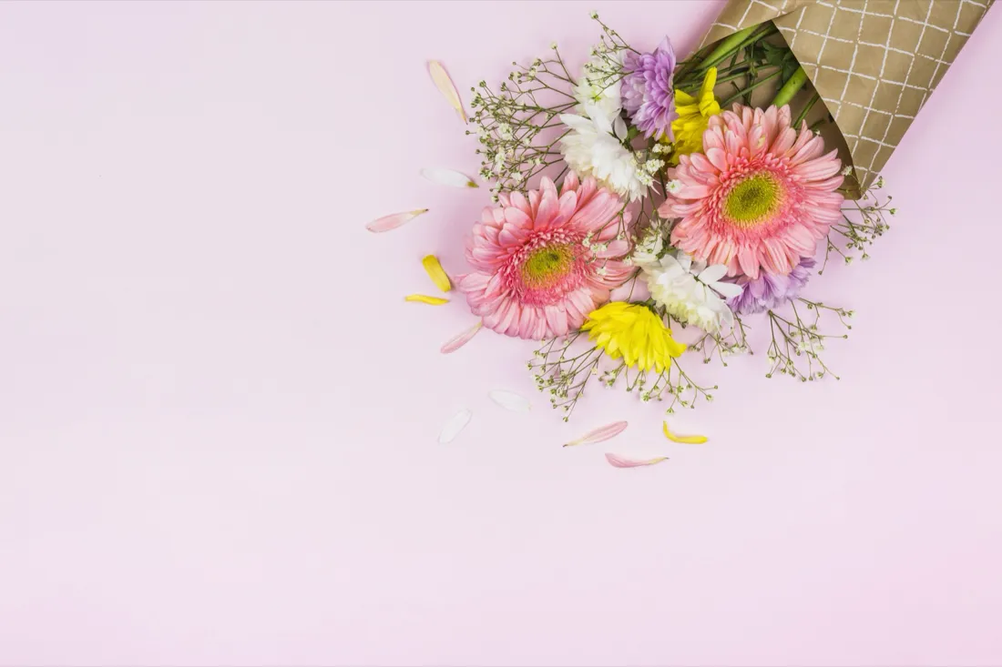 Ramo de flores recién montado en el banco de una floristería