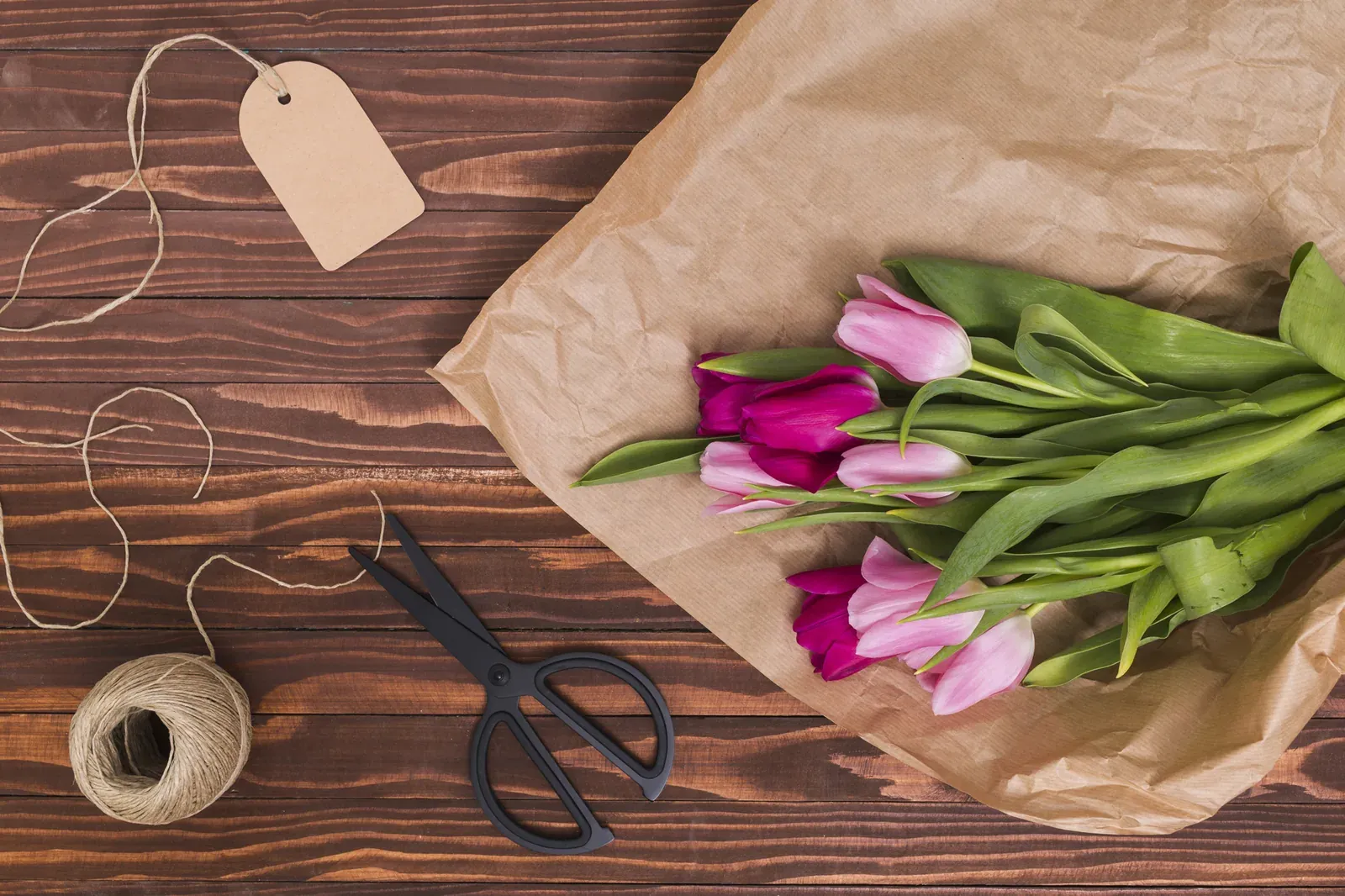 Mostrador de floristería con ramos envueltos en papel a primera hora
