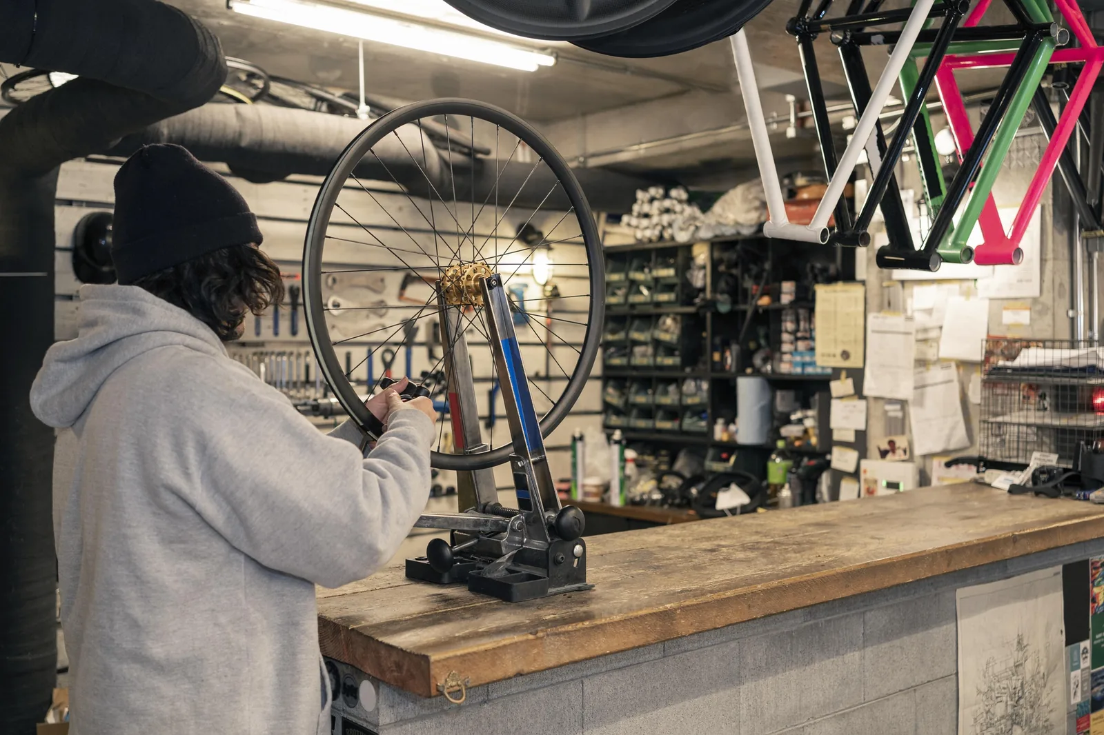 Taller de bicicletas con el banco de trabajo preparado