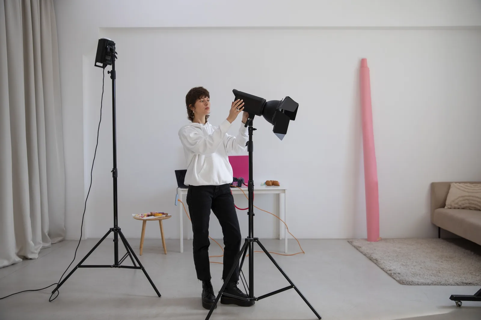 Rincón de un estudio de fotografía con la cámara montada