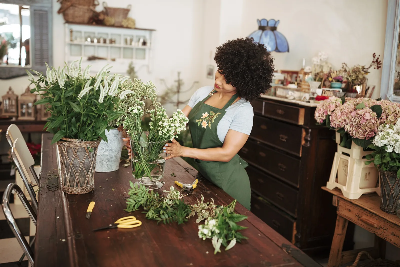 Floristería preparando un ramo en el mostrador