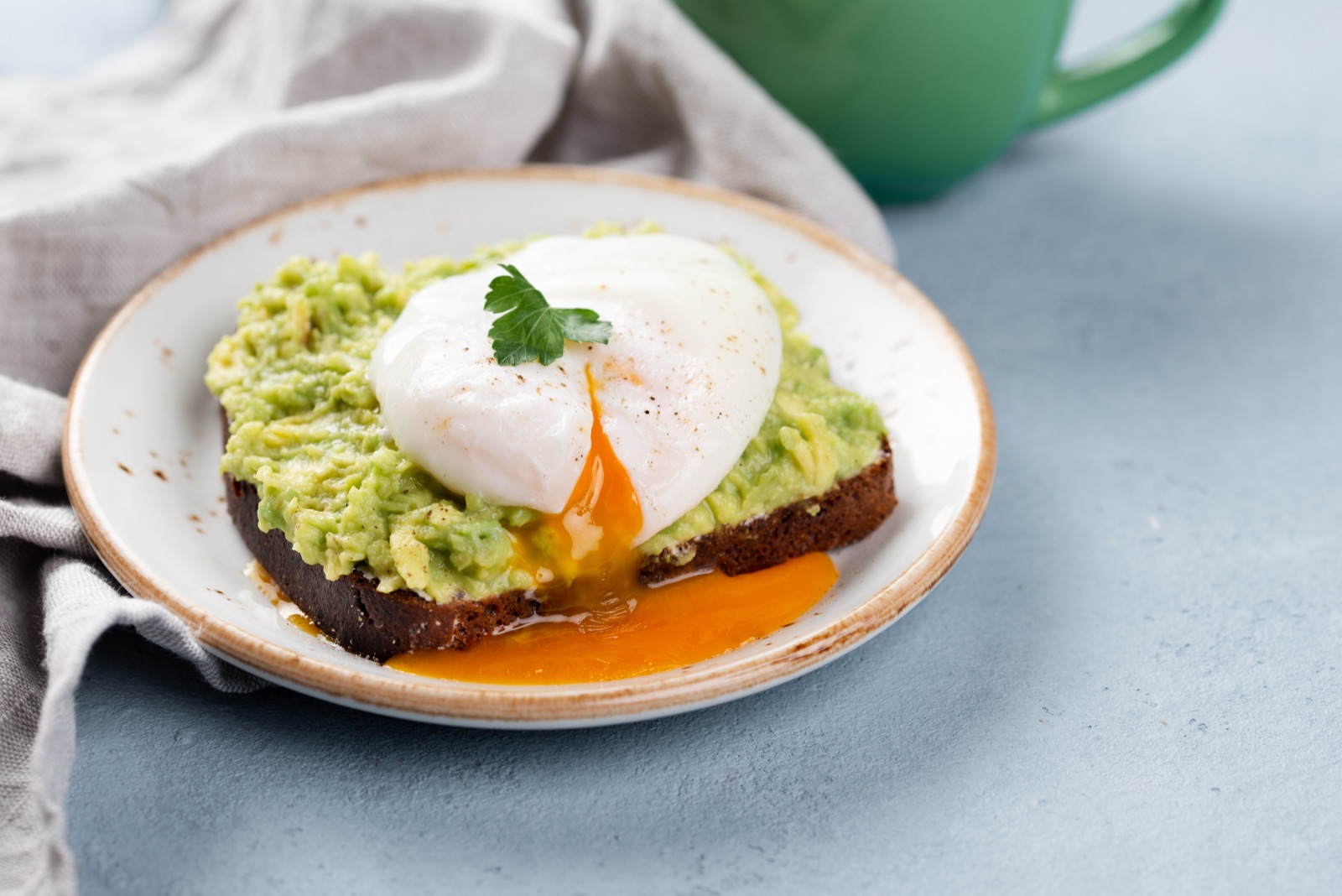 Una tostada con aguacate y huevo