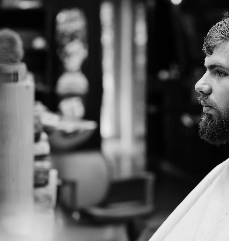 Un barbero en su barbería